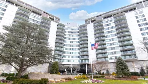 1 Claridge Dr #814, Verona, NJ 07044