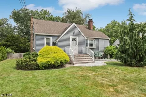 86 Parkway, Rochelle Park, NJ 07662