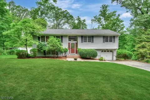 50 Fawnridge Dr, Long Valley, NJ 07853