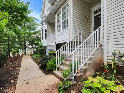 25 Haddenford Dr, Flemington, NJ 08822