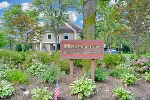 395 Whimbrel Ln #395, Secaucus, NJ 07094