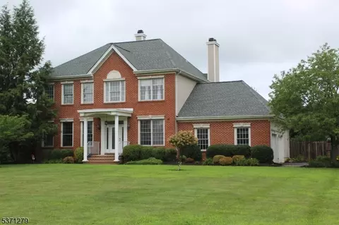 13 Garretson Dr, Franklin Park, NJ 08823