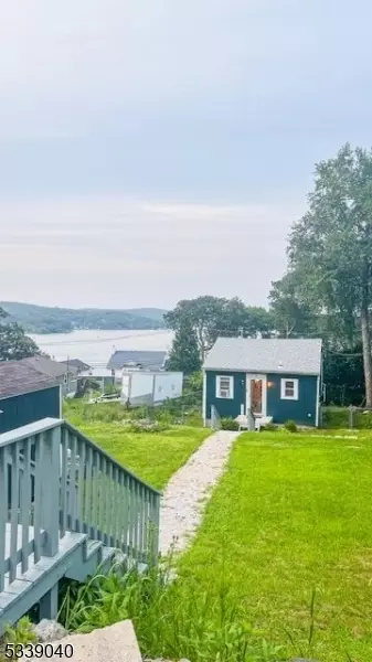 15 Sutton Rd, Hopatcong, NJ 07843