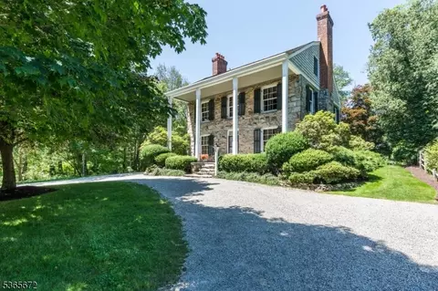 1 Robins Ln, Kinnelon, NJ 07405