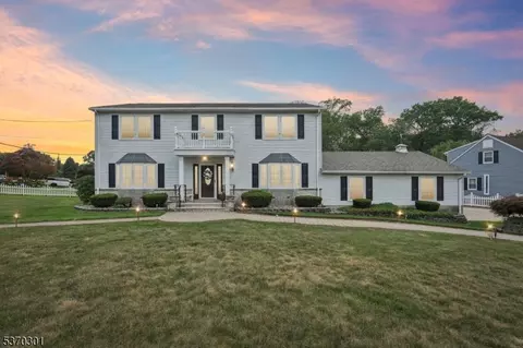 17 Mayhew Dr, Fairfield, NJ 07004