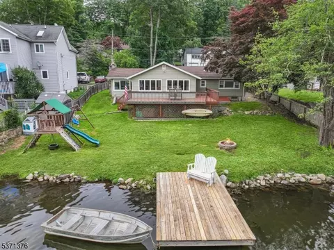 10 Island Ct, Stockholm, NJ 07460