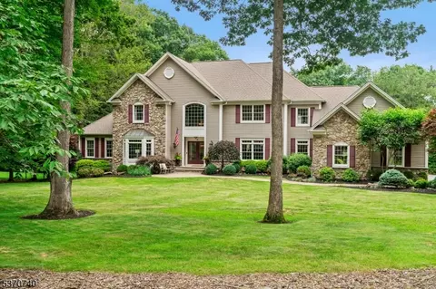 19 Wellington Dr, Long Valley, NJ 07853