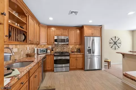 1 Ferndale Ln, Hamburg, NJ 07419