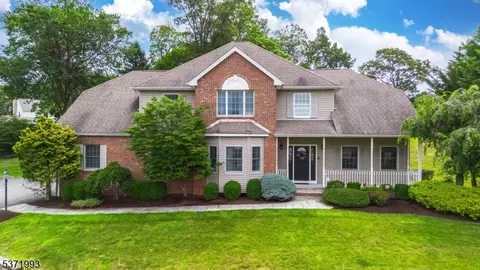 98 Grover Ln W, West Caldwell, NJ 07006