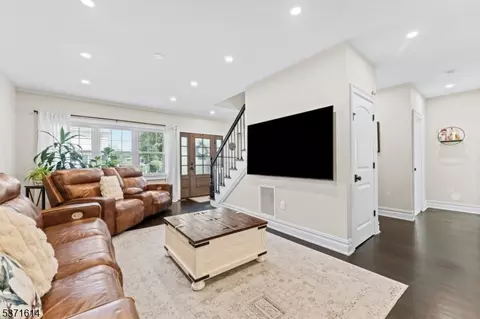 56 Bartell Pl, Clark, NJ 07066 photo 4