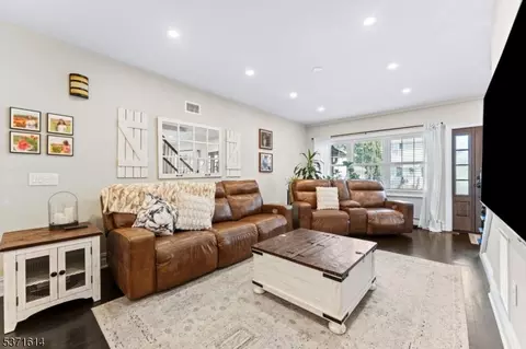 56 Bartell Pl, Clark, NJ 07066 photo 5