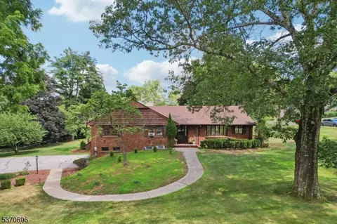 775 Colonial Rd, Franklin Lakes, NJ 07417