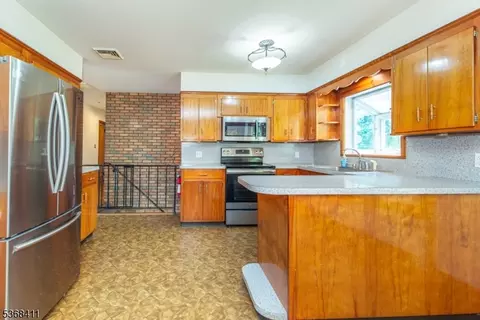 1087 Ratzer Rd, Wayne, NJ 07470 photo 3