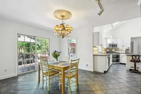 14 Crossbrook Rd, Livingston, NJ 07039