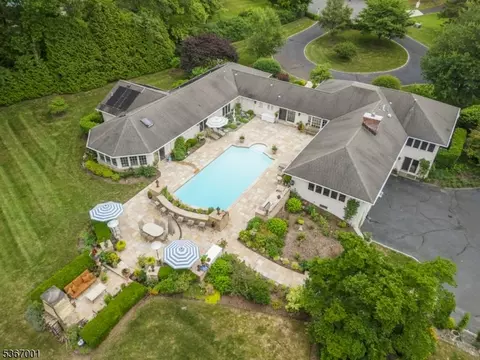 6 Lenape Trl, Far Hills, NJ 07931