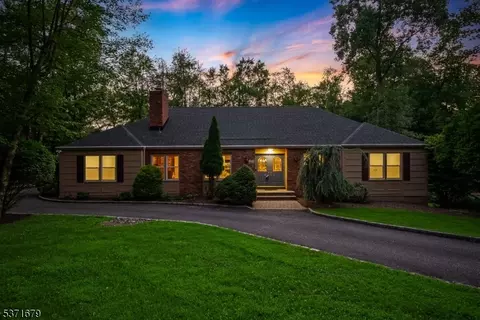 68 Shrewsbury Dr, Livingston, NJ 07039