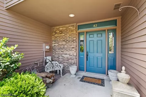 42 Lexington Ct, Westwood, NJ 07675