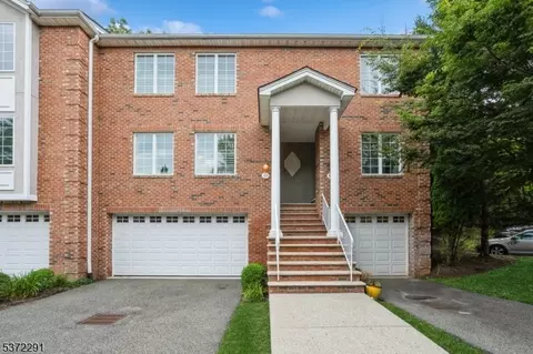 18 Skymark Ct, Upper Saddle River, NJ 07458