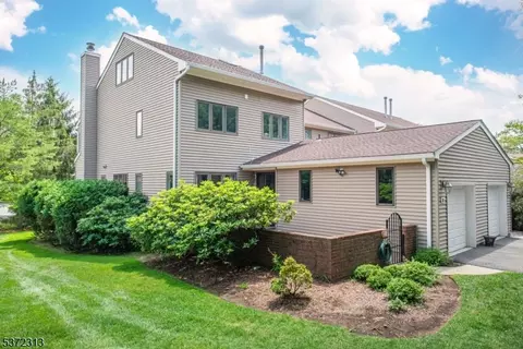 31 Litchult Ln, Mahwah, NJ 07430