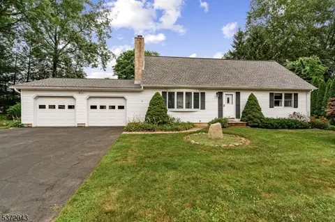 17 Hopi Trl, Oak Ridge, NJ 07438