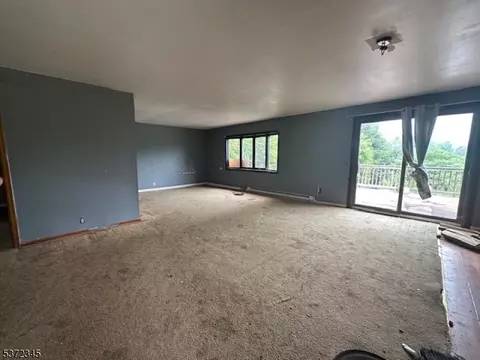 8 Greendale Rd, Newton, NJ 07860