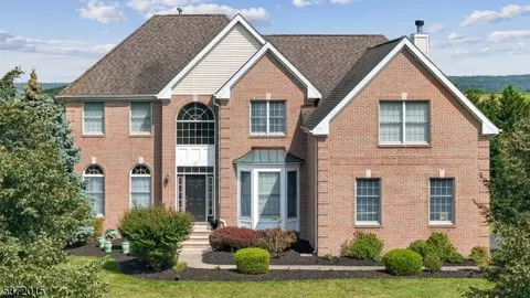 17 Patrick Henry Pl, Ringoes, NJ 08551