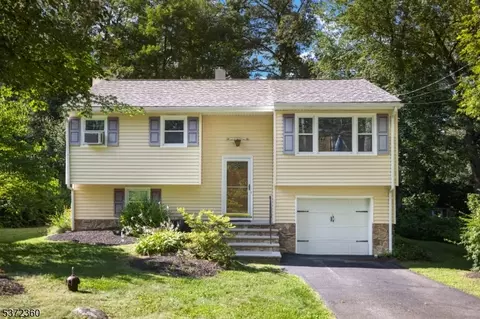 3 Sandy Hill Rd, Hamburg, NJ 07419