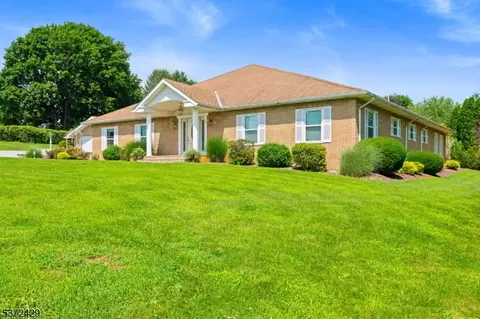 242 Schoeneck Ave, Nazareth, PA 18064