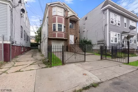 56 Willoughby St, Newark, NJ 07112