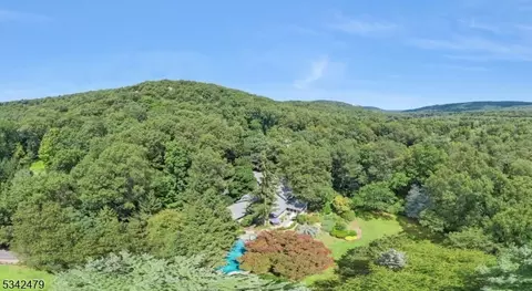 21 Midvale Mountain Rd, Mahwah, NJ 07430