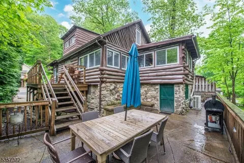 51 Dogwood Ln, Hewitt, NJ 07421