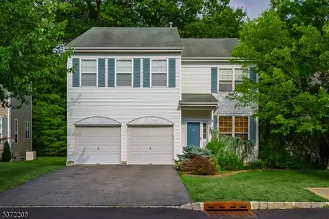 4 N Glen Cir, Oak Ridge, NJ 07438
