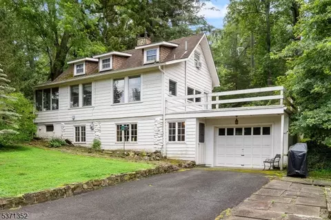 60 Gillette Rd, Gillette, NJ 07933