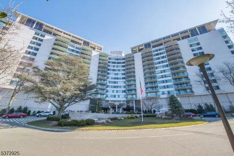 1 Claridge Dr #114, Verona, NJ 07044
