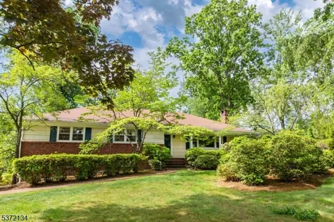 4 Stonewall Dr, Livingston, NJ 07039