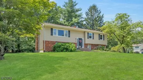 4 Dolores Dr, Ringwood, NJ 07456