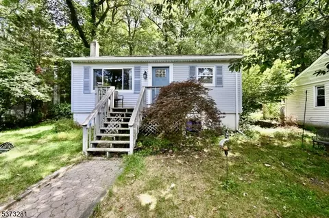 32 Sachem Rd, Lake Hopatcong, NJ 07849