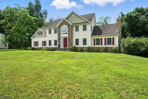 12 Lackawanna Dr, Newton, NJ 07860