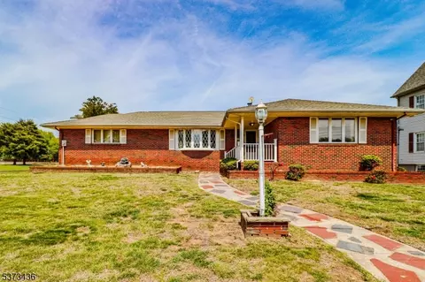 7 E 2nd St, Port Reading, NJ 07064