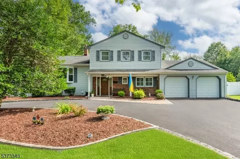 15 New England Dr, Lake Hiawatha, NJ 07034