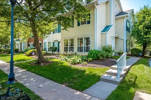 15 Hudson Ct, Franklin Twp, NJ 08823