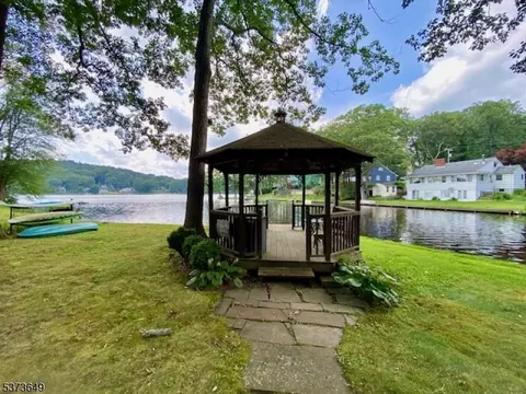 82 E Shawnee Trl, Wharton, NJ 07885