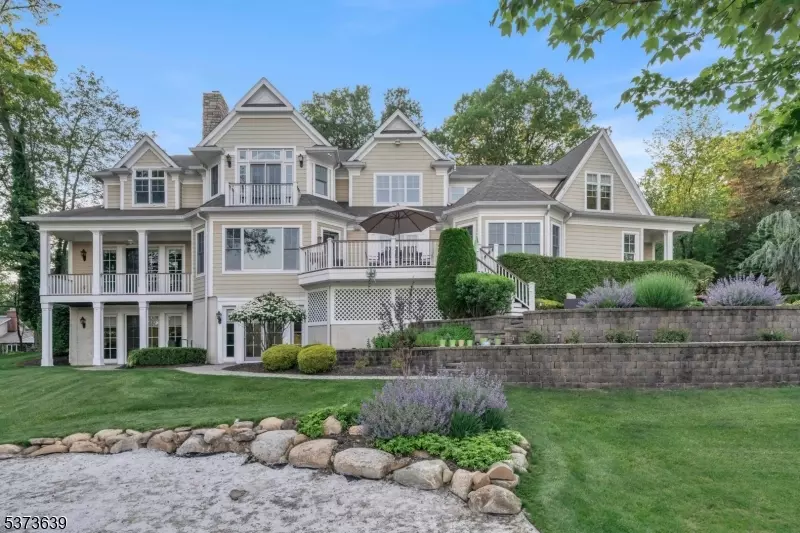 Exterior - 1118 Pines Lake Dr, Wayne, NJ 07470 photo 6 of 11
