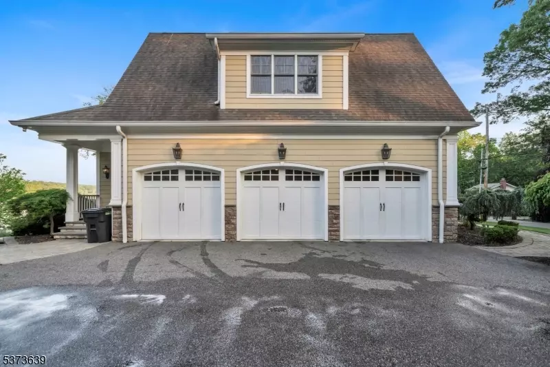 Exterior - 1118 Pines Lake Dr, Wayne, NJ 07470 photo 10 of 11