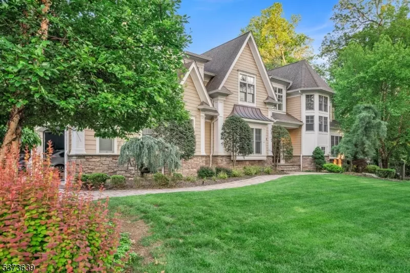 Exterior - 1118 Pines Lake Dr, Wayne, NJ 07470 photo 9 of 11