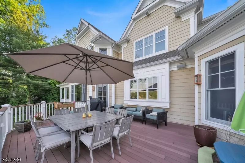 Exterior - 1118 Pines Lake Dr, Wayne, NJ 07470 photo 4 of 11