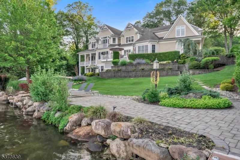 Exterior - 1118 Pines Lake Dr, Wayne, NJ 07470 photo 5 of 11