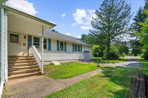 4 Center St, Milford, NJ 08848