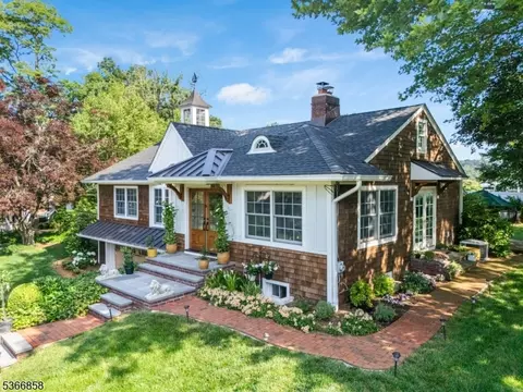 10 Harvey Ct, Summit, NJ 07901