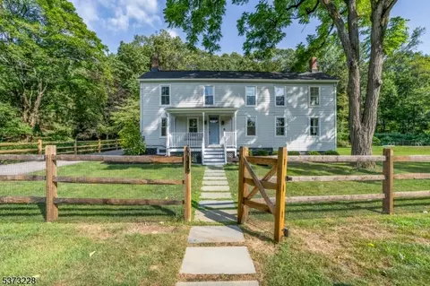 15 Wildwood Rd, Tewksbury Twp, NJ 07830